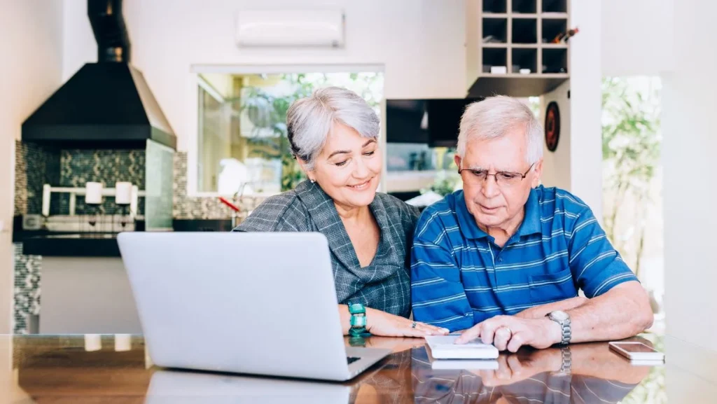senior-couple-planning-the-retirement